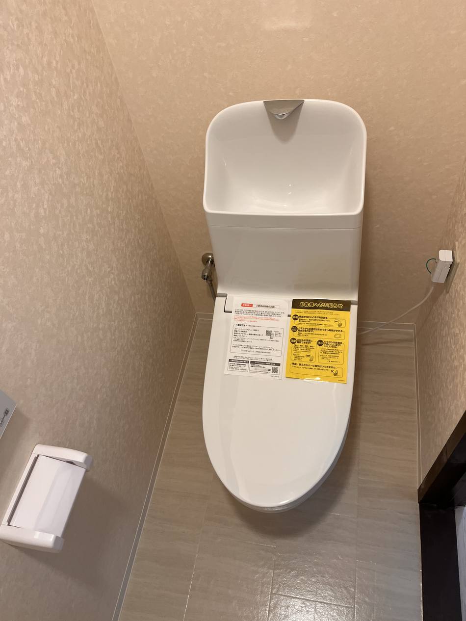 工事後のトイレ。洋式便器と温水洗浄便座を設置