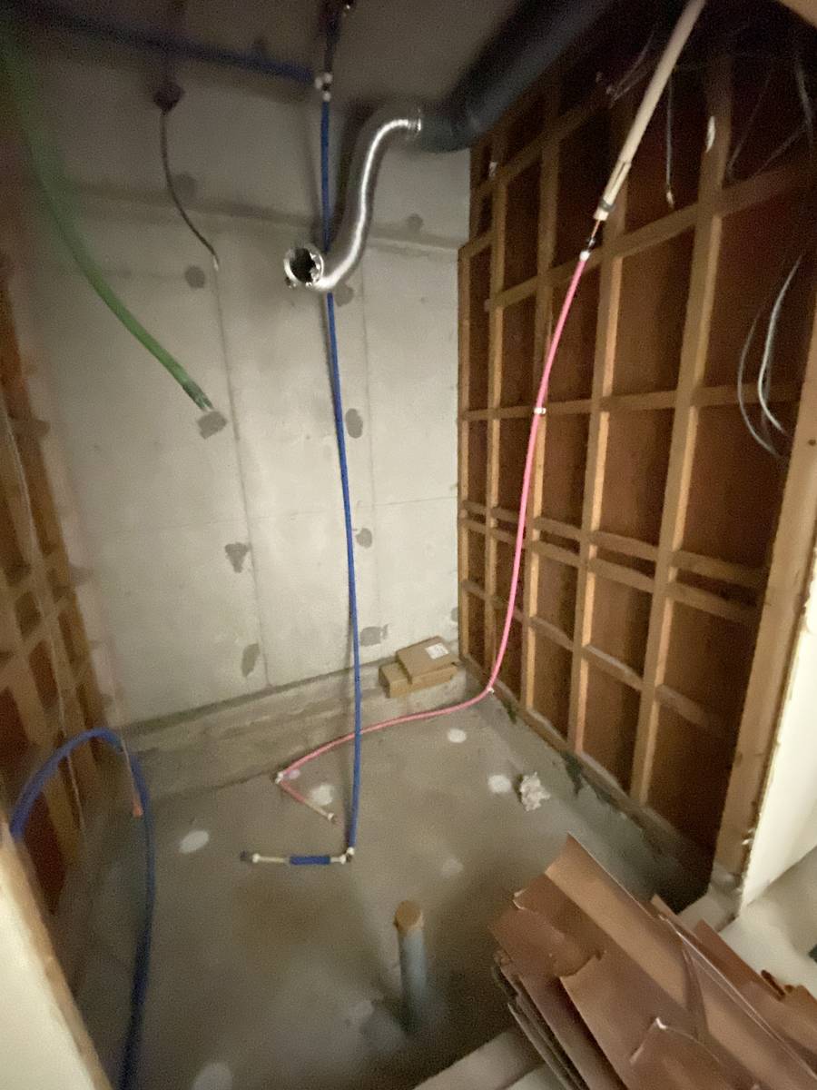 解体後の室内。新しい配管と換気ダクトを通したところ