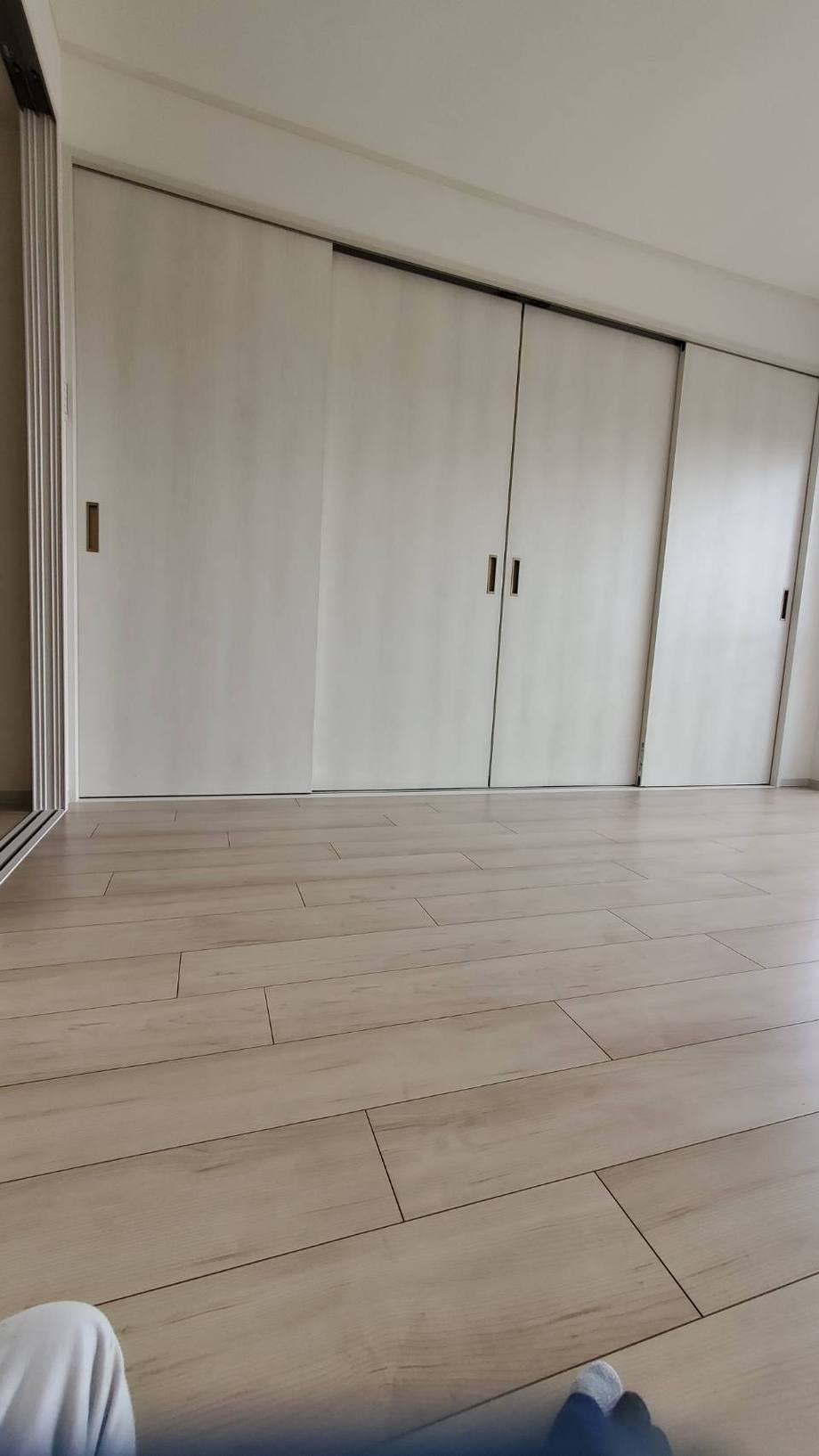 工事後の居室。壁一面の収納を白い建具でそろえた