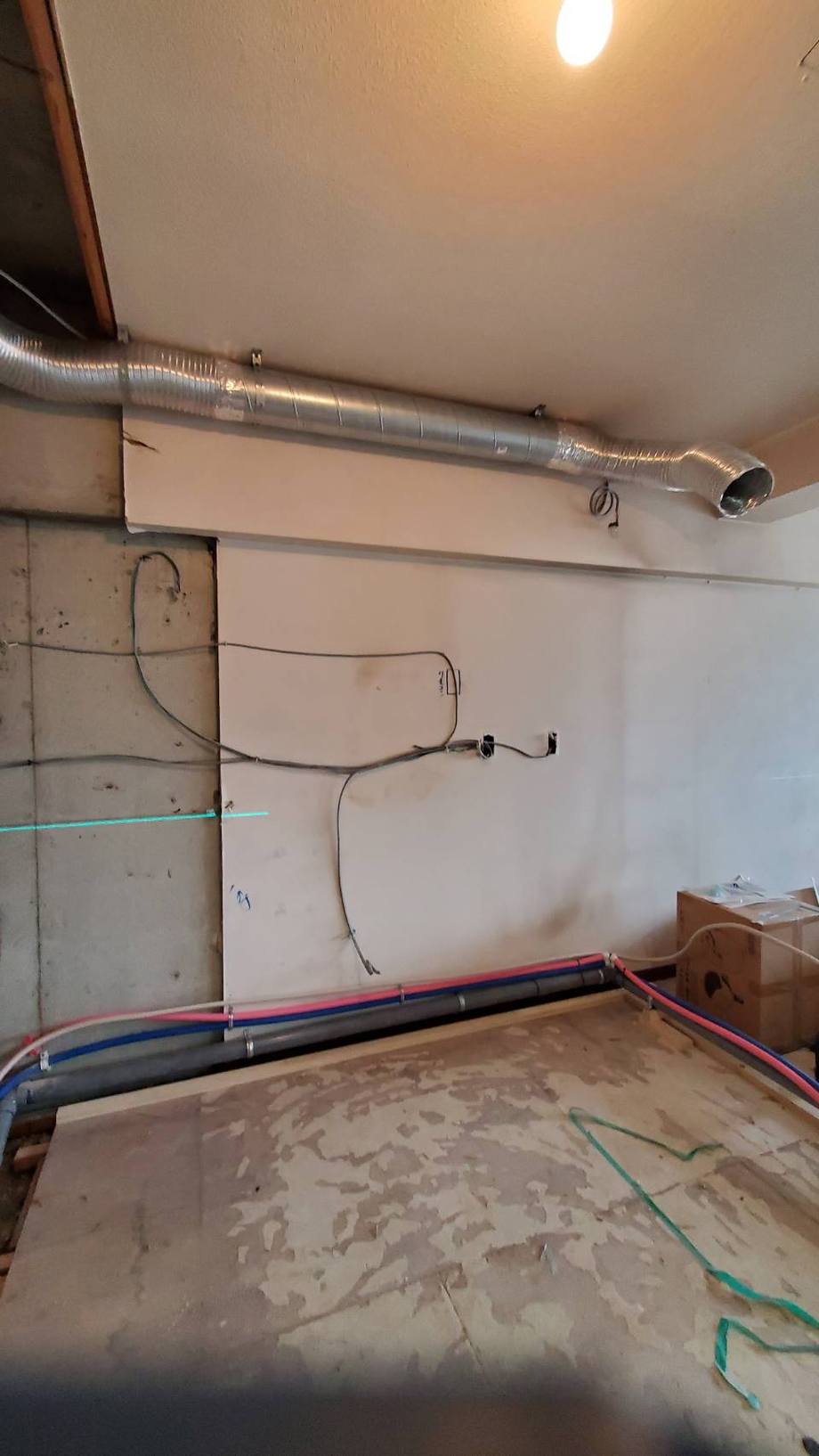 解体後の壁。給排水と換気ダクト、電気配線を通し直したところ